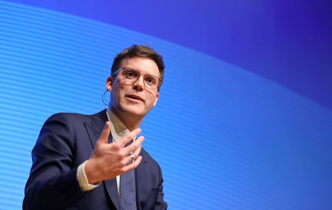 Wenn er Kernsätze platzieren will, wendet sich Manuel Hagel vom Moderator ab und spricht direkt ins Publikum.