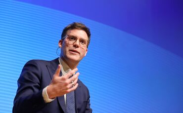 Wenn er Kernsätze platzieren will, wendet sich Manuel Hagel vom Moderator ab und spricht direkt ins Publikum.