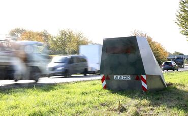 Mobiler Blitzer-Anhänger an der Waiblinger Westumfahrung in Fahrtrichtung Schmiden und B14.