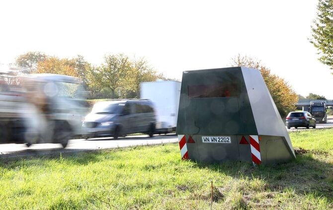 Mobiler Blitzer-Anhänger an der Waiblinger Westumfahrung in Fahrtrichtung Schmiden und B14.