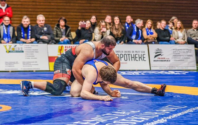 Mohsen Siyar (oben, hier im Kampf gegen den Freiburger Lukas Schöffler) soll in Weingarten zu einem Trumpf des ASV Schorndorf we