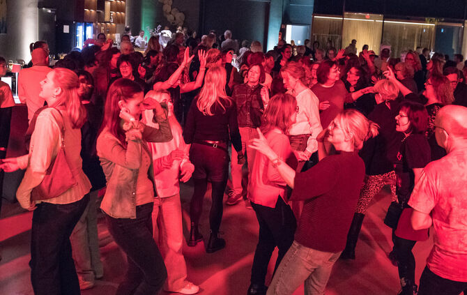 „Tanzen bei den Pflanzen feat. Ohne Pflanzen“ hat 300 Leute ins Heppach 80 in Endersbach gelockt.