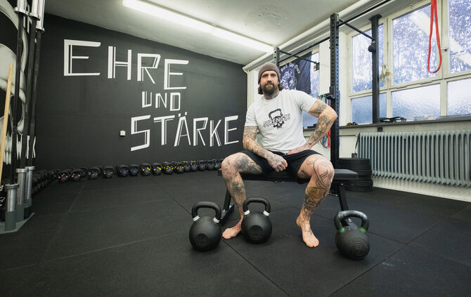 Denis Rduch in seinem Trainingsraum in der Steinwasenstraße 6 in Schorndorf. Von vier bis 40 Kilogramm: Kettlebells hat er in al