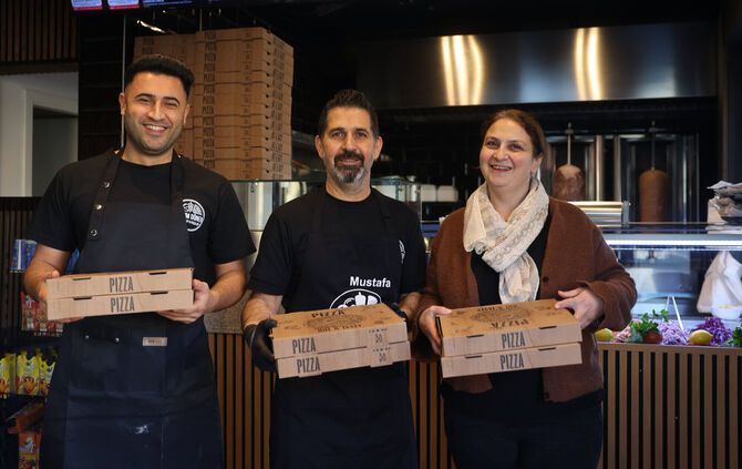 Von links: Onur Aydin, Mustafa und Kezban Gürsel bilden gemeinsam mit Sohn Arda Gürsel (nur an Sonntagen da) das Team im neuen I