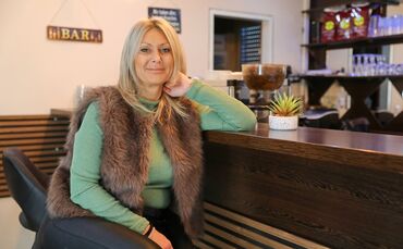 Nataša Pejić ist die Besitzerin der kleinen Kneipe in Korb.