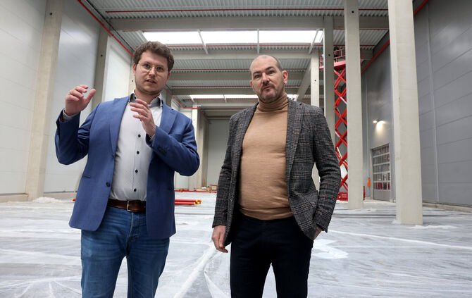 Die beiden Geschäftsführer Lukas Fried und Nico Papadopoulos (rechts) in der neuen, elfeinhalb Meter hohen Lagerhalle, die im Fe