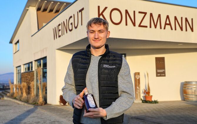 Lukas Konzmann mit seinem Rum.