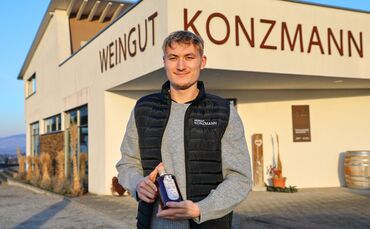 Lukas Konzmann mit seinem Rum.