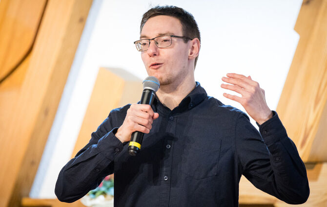 Comedian und Inklusionsbotschafter Kai Bosch beim Neujahrsempfang der Paulinenpflege.