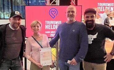 Sie freuen sich sehr über diese Auszeichnung:  Georgios Vlassidis, Elke Simon-Rommel und Mathias Simon sowie Cem Tosun (von link