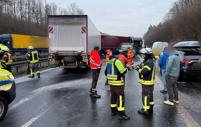 Unfallserie auf der A44 - Tote und Verletzte