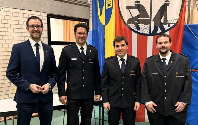 Von links nach rechts: Bürgermeister Markus Motschenbacher, Kommandant Stephan Schiek, Tobias Häussermann, 1. Stellvertretender