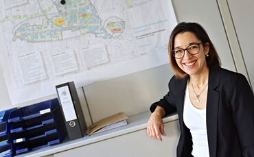Fatima Bischoff vor dem Plan zum neuen Sanierungsgebiet.