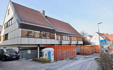 Im Gebäude an der Hauptstraße 23 in Strümpfelbach befand sich bis Ende 2025 die örtliche Hausarztpraxis. Nach dem Auszug haben w