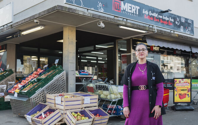 Leyla Altunkilic arbeitet im neuen Mert Supermarkt in der Silcherstraße 81 in Schorndorf.