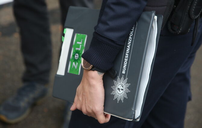 Die Finanzkontrolle Schwarzarbeit des Zolls müsse laut NGG personell aufgestockt werden. (Symbolfoto)