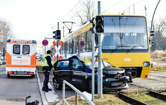 In Fellbach ist es am Samstag zu einem Unfall zwischen einer Straßenbahn und einem Auto gekommen.