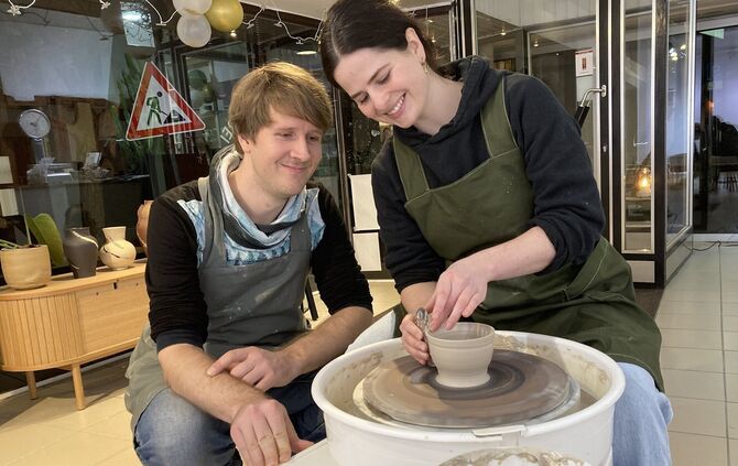 Clara Kraus an der Scheibe. Zusammen mit Sebastian Henke betreibt sie die Töpfer-Manufaktur.