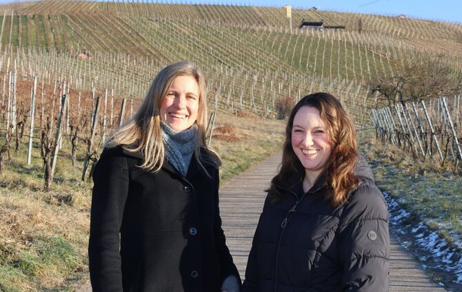 Die evangelische Pfarrerin (rechts) mit ihrer Freundin Susanne Wolff in den Weinbergen von Großheppach. Der gemeinsame Fantasy-R
