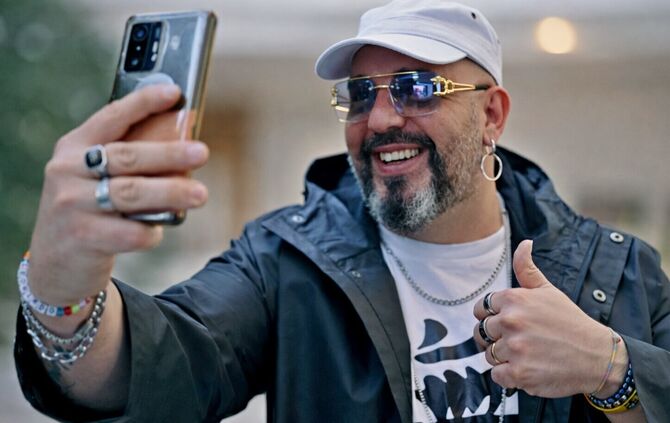 Wenn er nicht Busfährt, dreht er gerne Videos für TikTok oder legt als DJ auf: Leonardo Flotta alias "Padre Leo Dag".