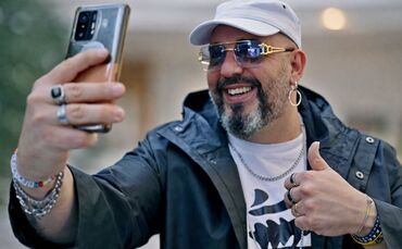 Wenn er nicht Busfährt, dreht er gerne Videos für TikTok oder legt als DJ auf: Leonardo Flotta alias "Padre Leo Dag".