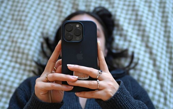 Junge Frau mit Smartphone