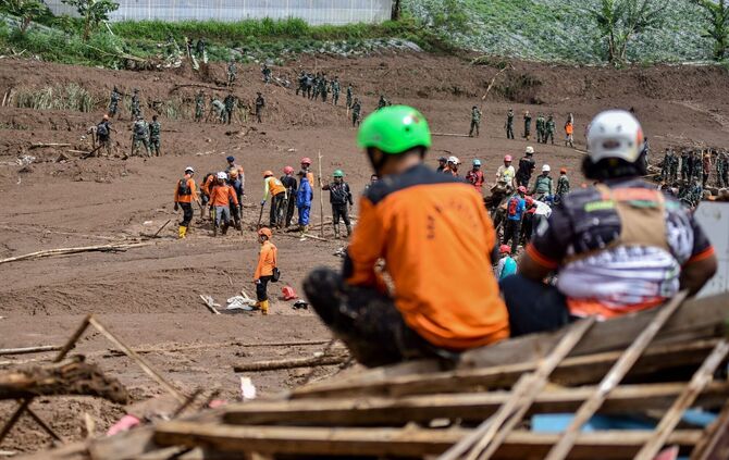 Nach dem Erdrutsch in Indonesien