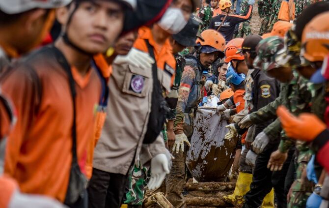 Nach dem Erdrutsch in Indonesien