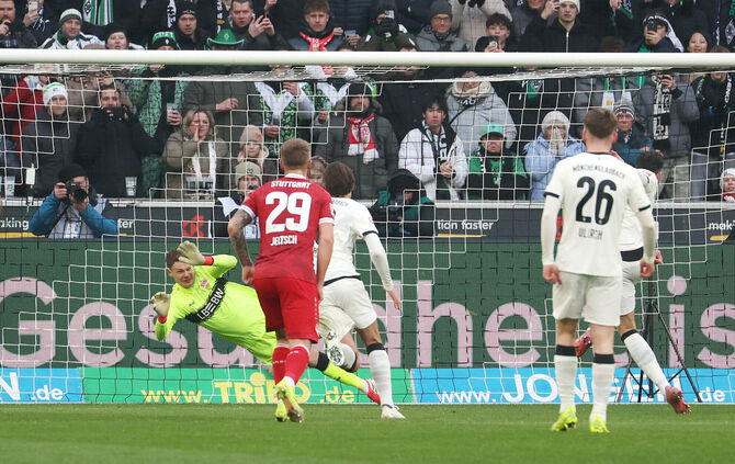 Die entscheidende Szene zu Beginn des Spiels: Alexander Nübel hält einen Gladbacher Elfmeter.