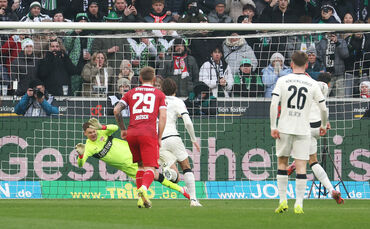 Die entscheidende Szene zu Beginn des Spiels: Alexander Nübel hält einen Gladbacher Elfmeter.