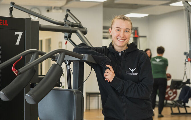 Wie wird man fitter? Physiotherapeutin Lena Schweickhardt weiß, wie es geht.