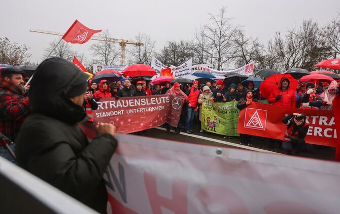 Menschen aus der Industrie fürchten vermehrt um ihre Jobs, wie diese Bosch-Mitarbeiter (Archivbild).