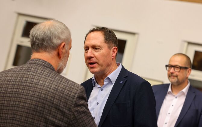 Mittlerweile steht fest: Hartmut Holzwarth bleibt Oberbürgermeister von Winnenden. Hans-Martin Fischer zeigt sich als fairer Ver