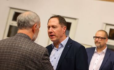 Mittlerweile steht fest: Hartmut Holzwarth bleibt Oberbürgermeister von Winnenden. Hans-Martin Fischer zeigt sich als fairer Ver