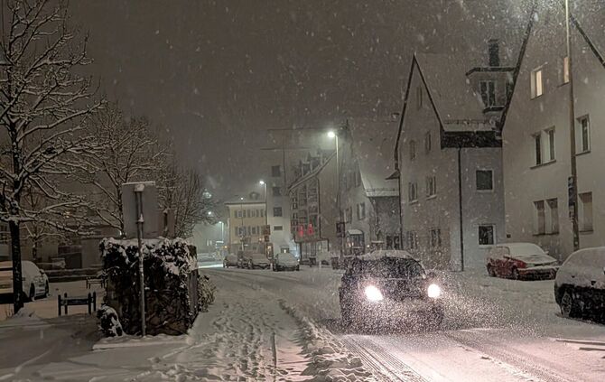 Seit dem Nachmittag schneit es in Rems-Murr-Kreis - geschlossene Schneedecke am Sonntagabend in Winnenden (Symbolfoto).