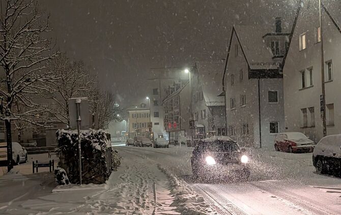 Seit dem Sonntagnachmittag schneit es im Rems-Murr-Kreis. Der DWD warnt in der Nacht von bis Dienstagvormittag vor Glätte.