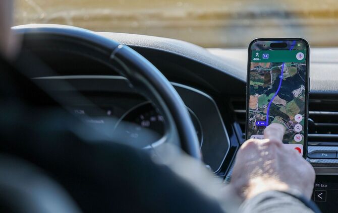 Illustration - Smartphone-Nutzung am Steuer