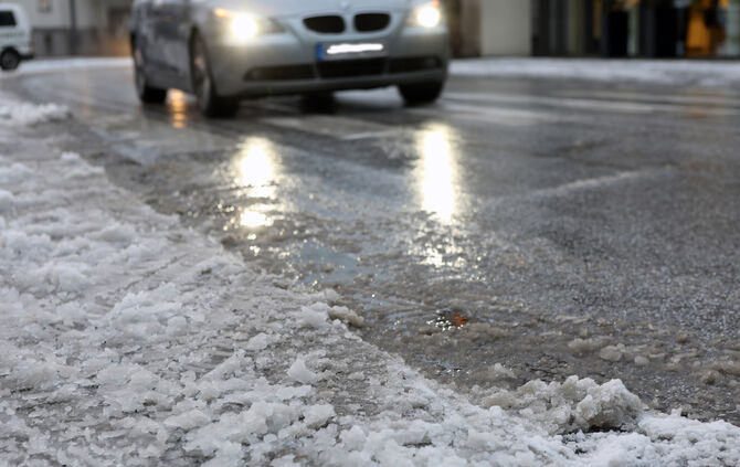 Der Wetterumschwung hat viele Autofahrer kalt erwischt. (Symbolbild)