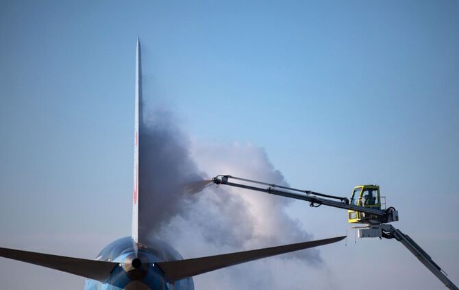 Ein Flugzeug wird am Flughafen Stuttgart vor dem Start enteist. (Archivbild)