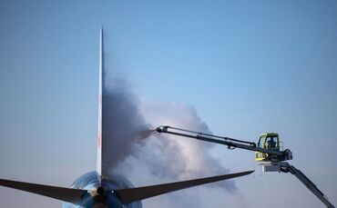 Ein Flugzeug wird am Flughafen Stuttgart vor dem Start enteist. (Archivbild)