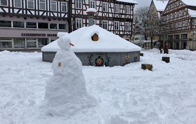 Ein Schneemann auf dem Marktplatz in Schorndorf.