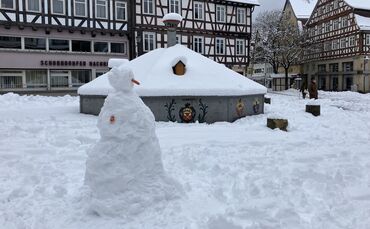 Ein Schneemann auf dem Marktplatz in Schorndorf.