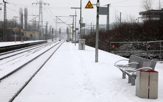 Wegen des starken Schneefalls kommt es bei den S-Bahnen in Stuttgart zu Verspätungen und Ausfällen (Archivfoto).