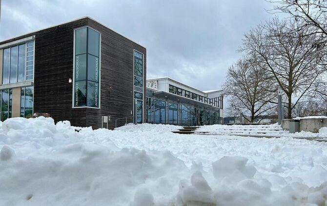 Die Albertvilleschule Winnenden im Schnee - am Montagmorgen geht's wegen der Wetterlage für die Schüler erst um 9 Uhr los.