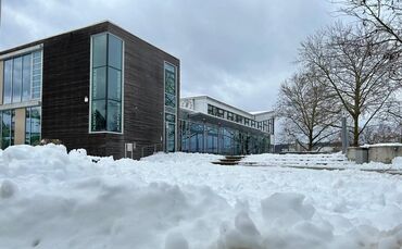 Die Albertvilleschule Winnenden im Schnee - am Montagmorgen geht's wegen der Wetterlage für die Schüler erst um 9 Uhr los.