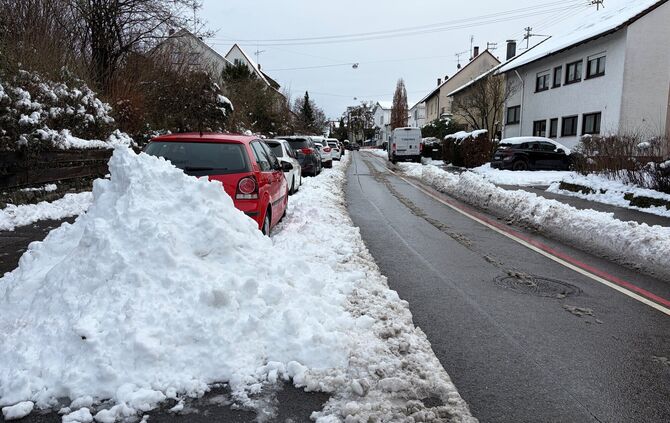 An der Ringstraße türmt sich am Montagmittag Schnee am Straßenrand. Die Fahrbahn ist frei.