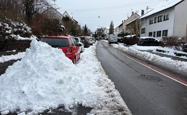 An der Ringstraße türmt sich am Montagmittag Schnee am Straßenrand. Die Fahrbahn ist frei.
