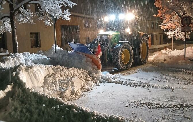 Der Bauhof räumt am Sonntag um halb fünf morgens Schnee beim Bürgerhaus in Rettersburg.