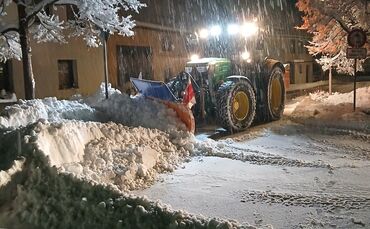 Der Bauhof räumt am Sonntag um halb fünf morgens Schnee beim Bürgerhaus in Rettersburg.