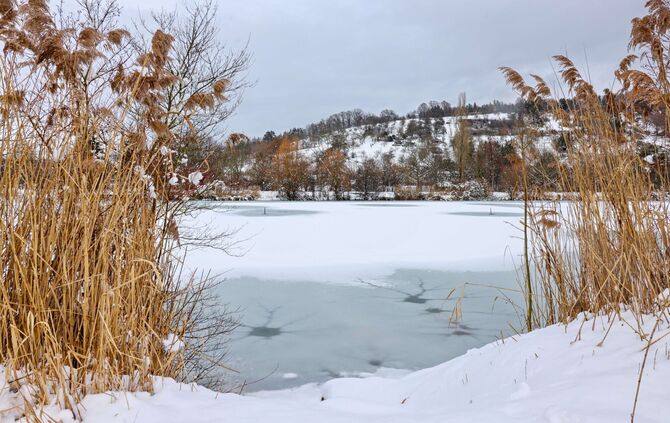 Die Schneemassen haben auch den Plüderhäuser Badesee teilweise zugedeckt - das Eis darunter ist aber dünn.
